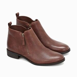 MICHAEL Kors Chelsea bootie. Brown double zip.